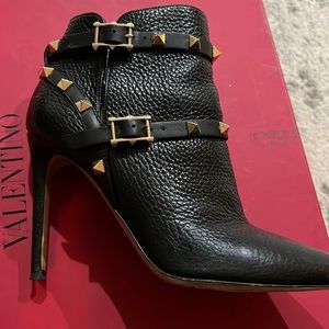🎉HOST PICK🎉 Valentino Rockstud  Ankle Boots SIZE 5